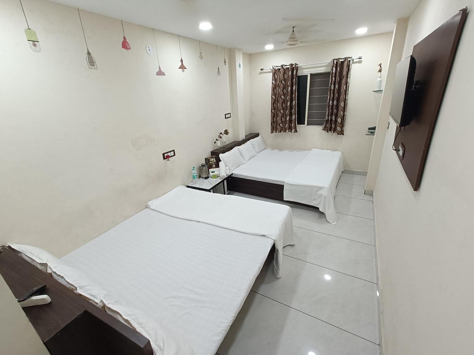 Treebo Yatri Grah Kshipra T Hotel Удджайн Экстерьер фото