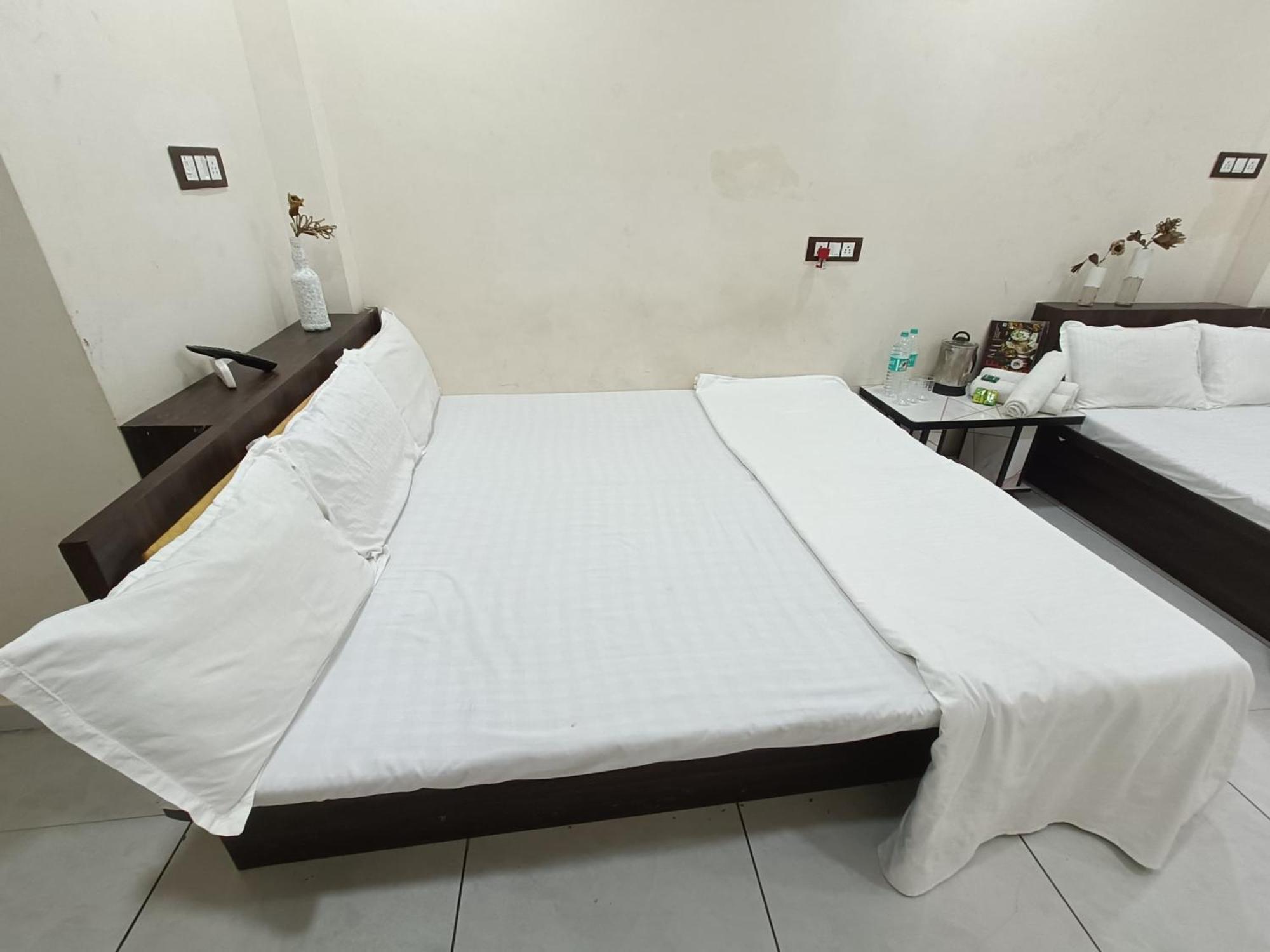 Treebo Yatri Grah Kshipra T Hotel Удджайн Экстерьер фото