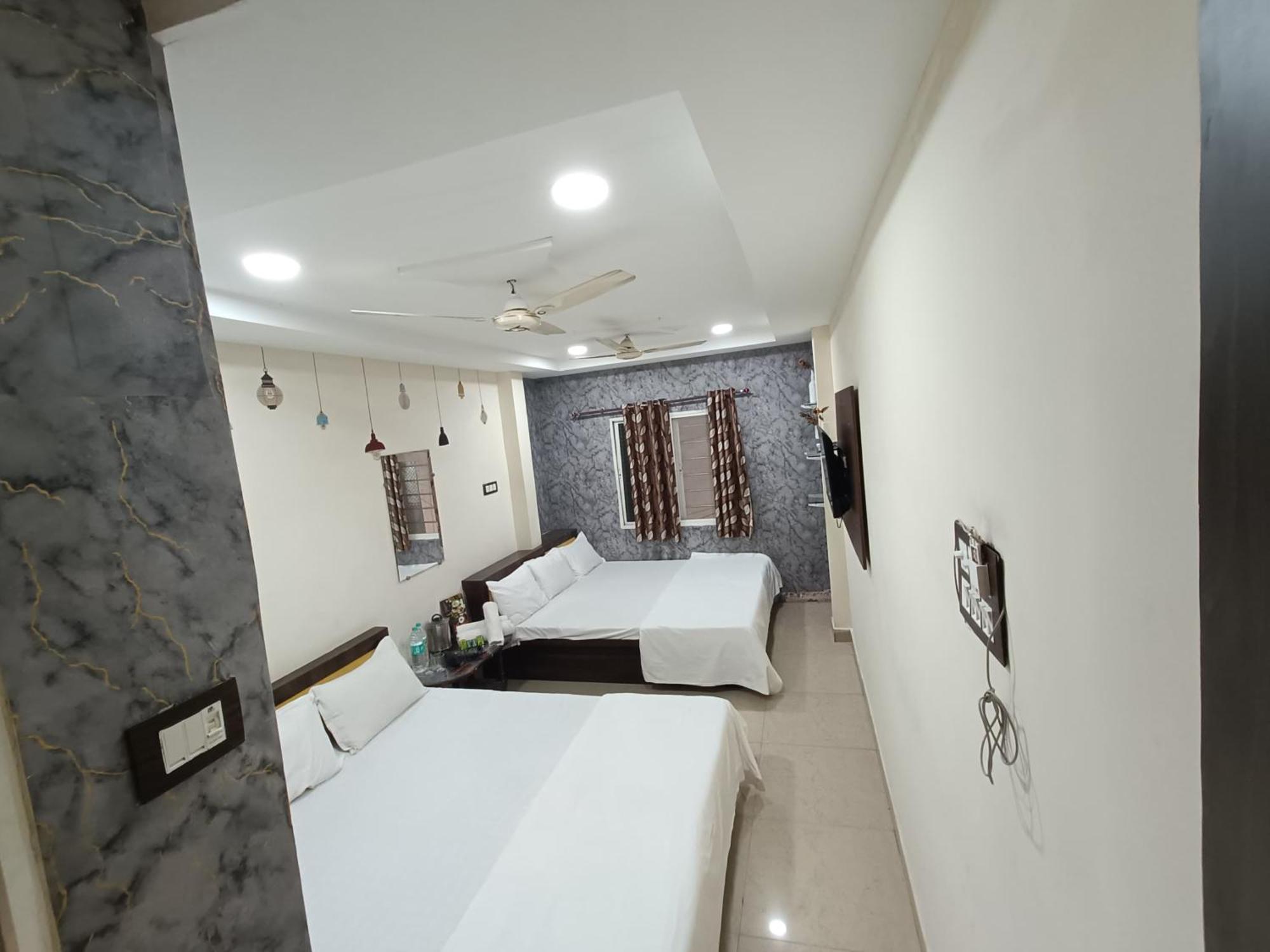 Treebo Yatri Grah Kshipra T Hotel Удджайн Экстерьер фото