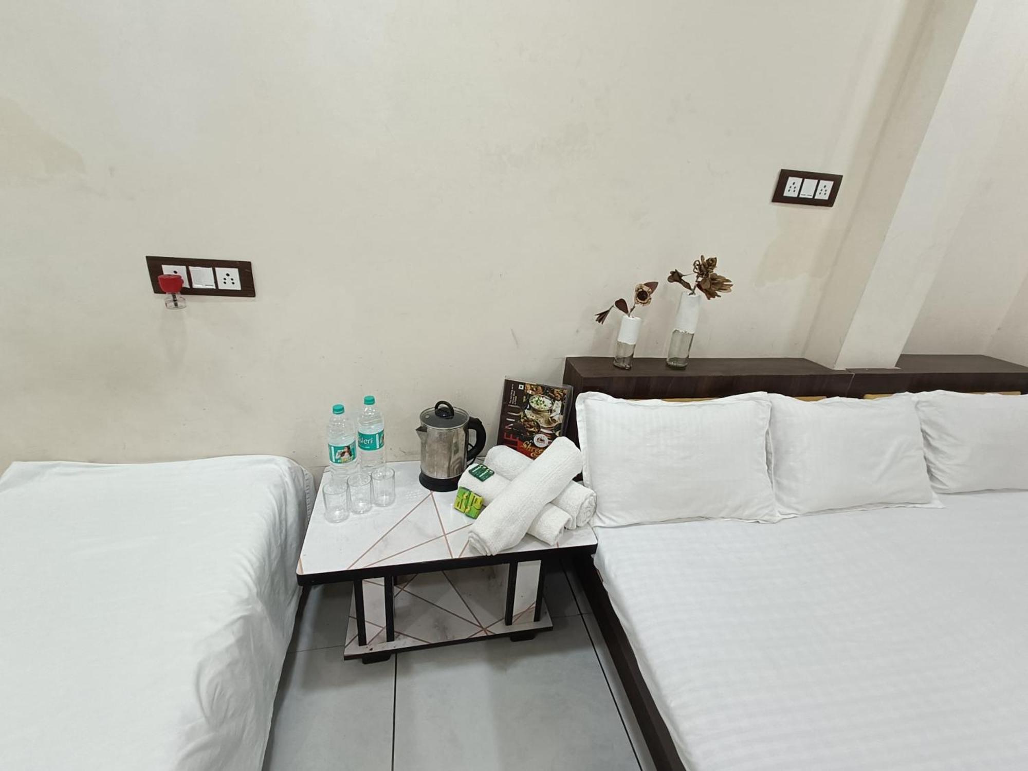 Treebo Yatri Grah Kshipra T Hotel Удджайн Экстерьер фото