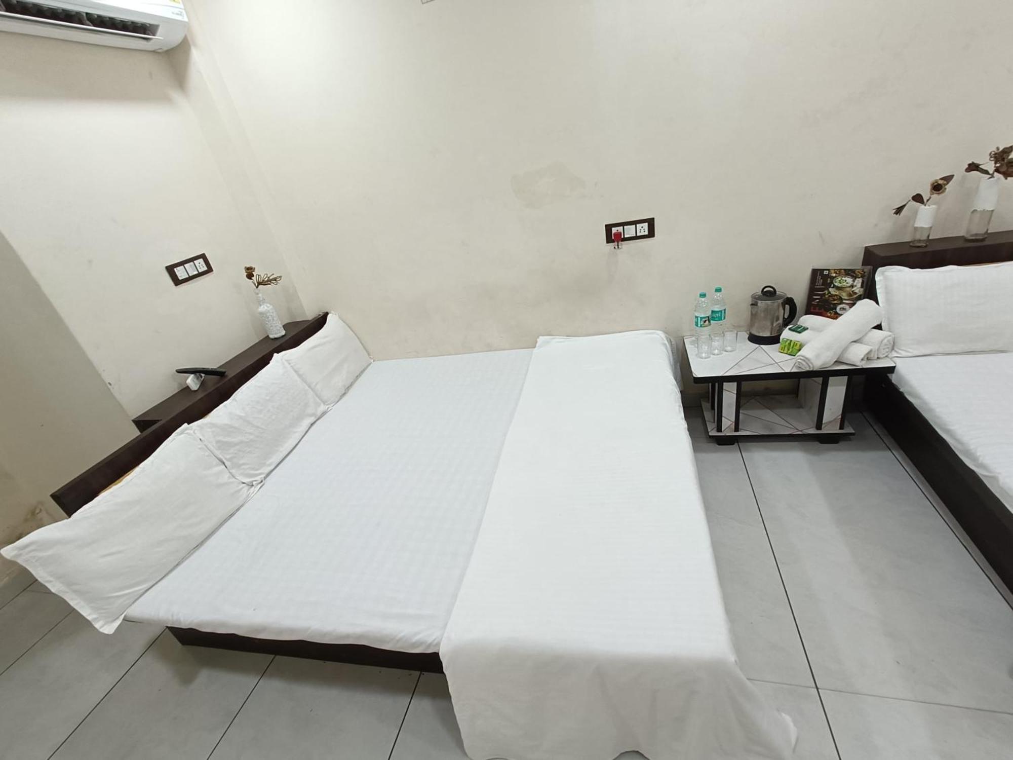 Treebo Yatri Grah Kshipra T Hotel Удджайн Экстерьер фото