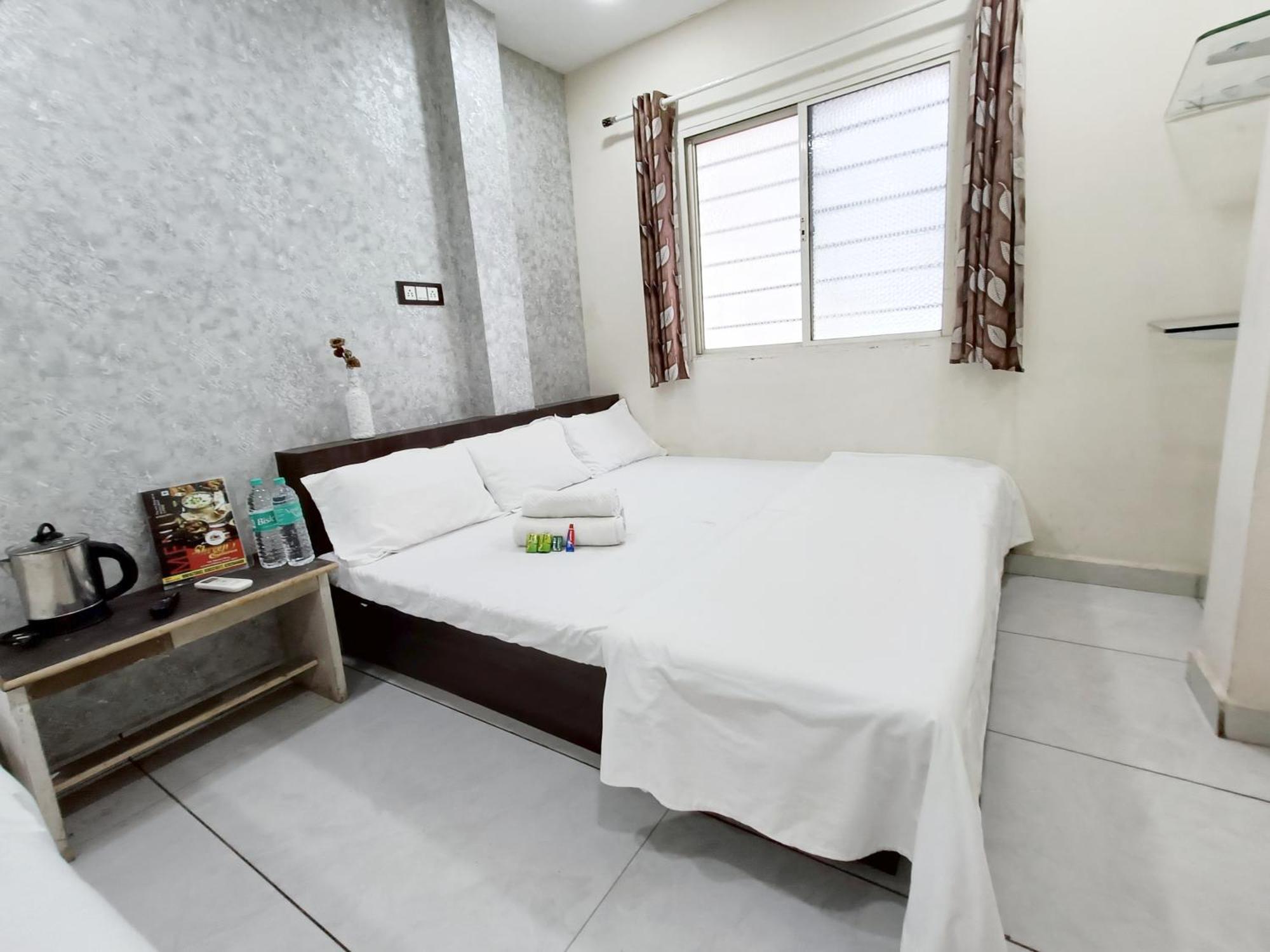 Treebo Yatri Grah Kshipra T Hotel Удджайн Экстерьер фото